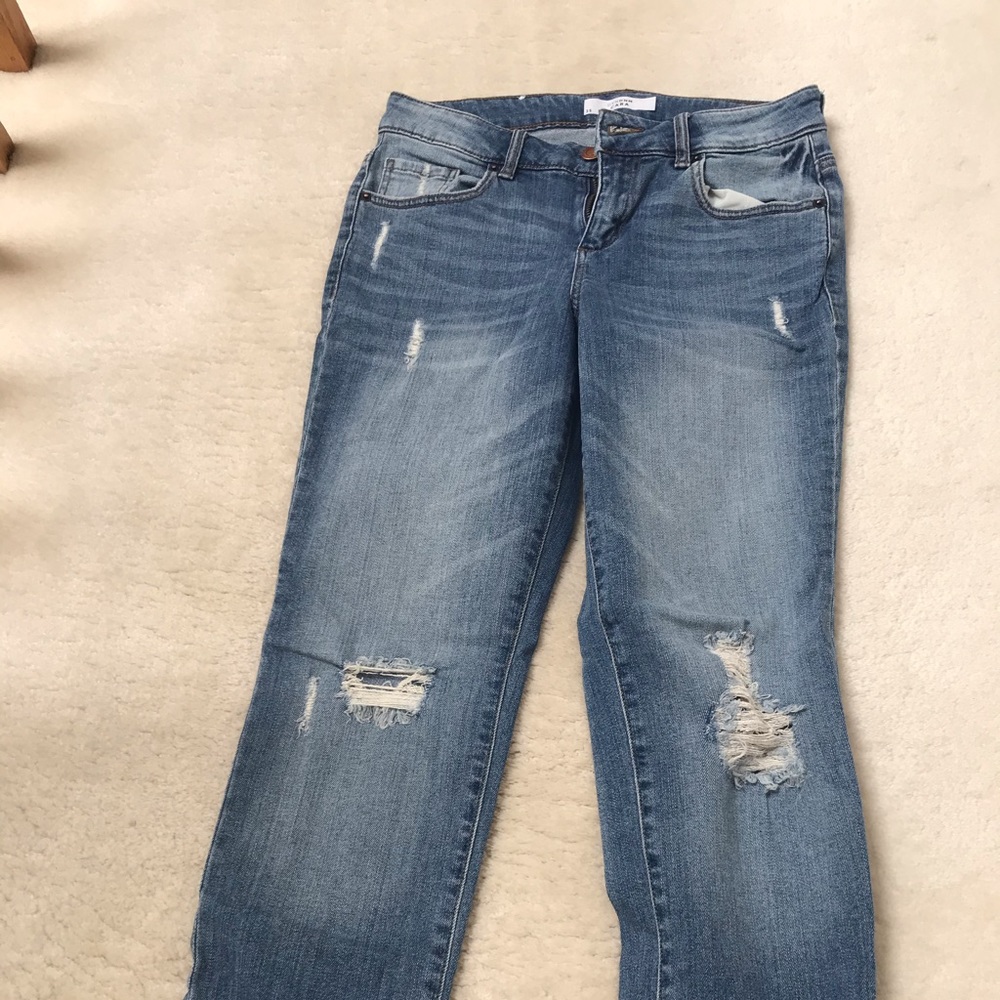 Regular fit , straight leg , ripped jeans